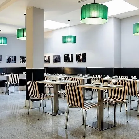 Ikonik Plaza Mercado מלון