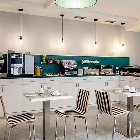 Ikonik Plaza Mercado מלון