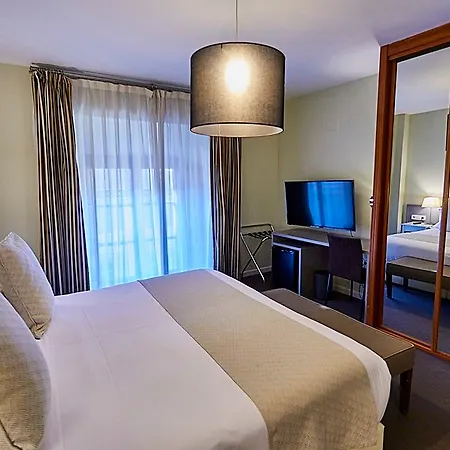 מלון Ikonik Plaza Mercado 3*