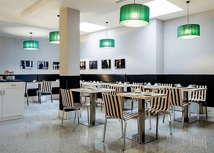 Ikonik Plaza Mercado מלון