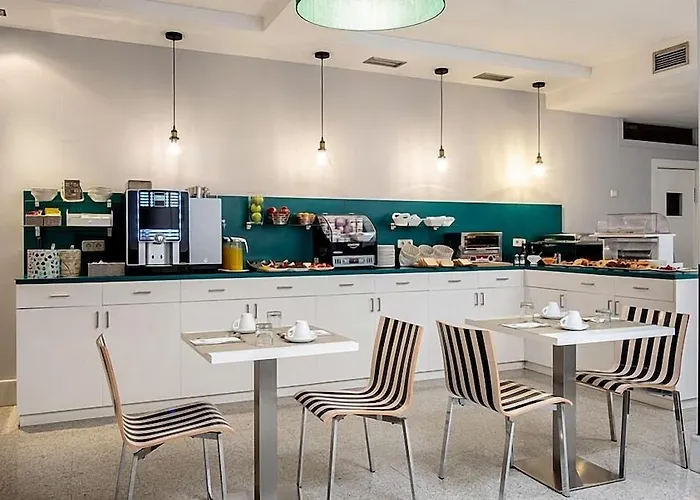 Ikonik Plaza Mercado מלון