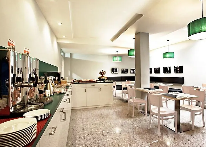 מלון Ikonik Plaza Mercado 3*