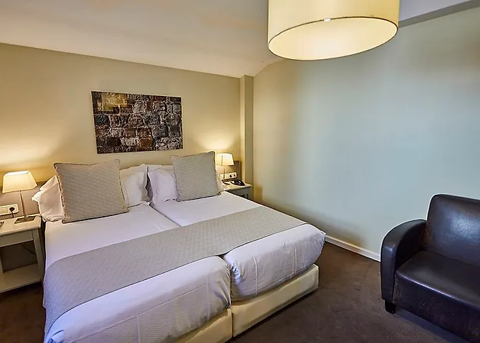 Ikonik Plaza Mercado מלון